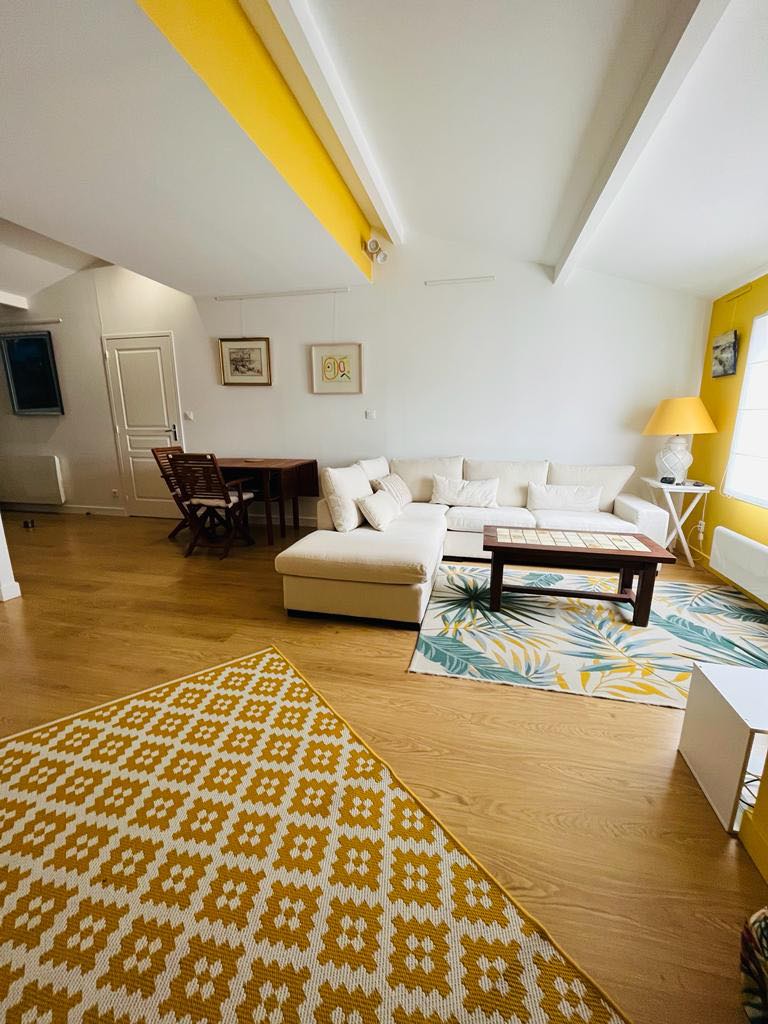 Logement contemporain salon cosy disponible à la location courte durée en drôme provençale